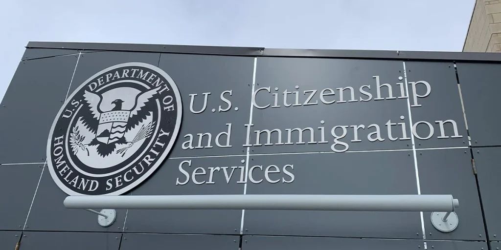 ¿Qué significa la nueva autoridad de los agentes de USCIS para los inmigrantes?